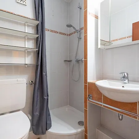 Solaris 8 Mit Balkon Und Moderner Einrichtung Lägenhet