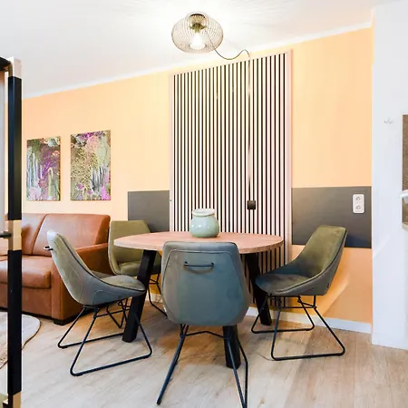 Solaris 8 Mit Balkon Und Moderner Einrichtung Lägenhet